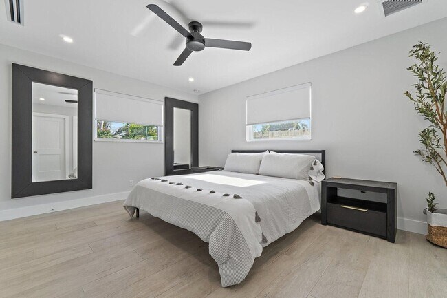 Building Photo - 4193 Hyacinth Cir N