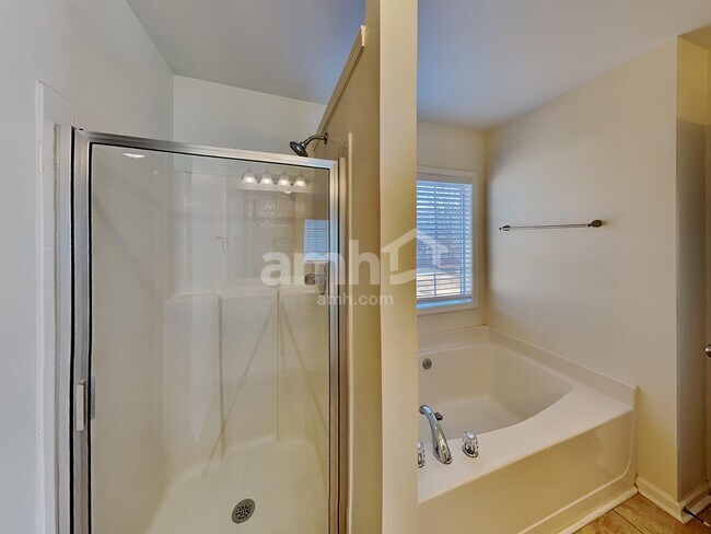 Building Photo - 811 Buffington Way