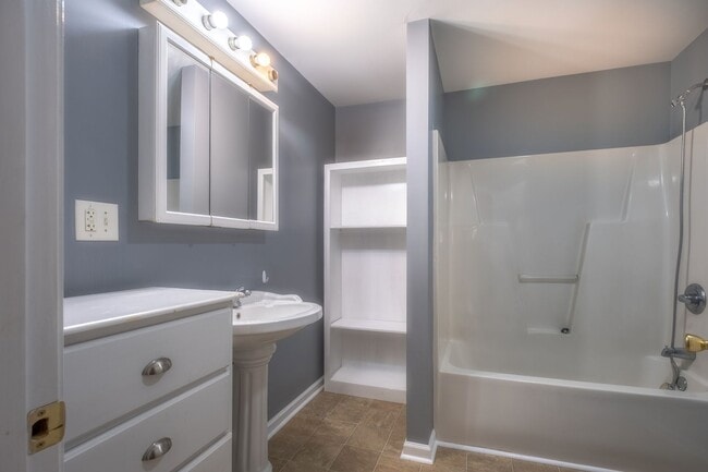 Building Photo - Cute home in Burlington with a fenced in b...