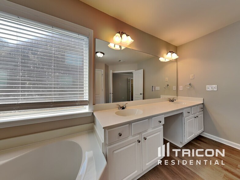 Building Photo - 3620 Long Lake Dr