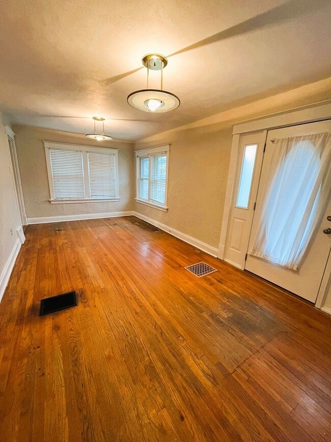 Building Photo - Darling 2 bedroom Bungalow