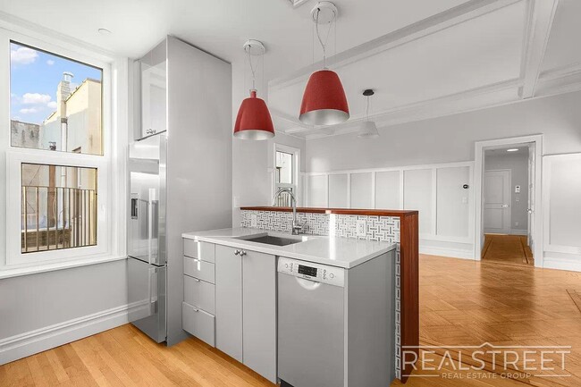 Building Photo - Stunning 1 bed in Crown Heights Brownstone...