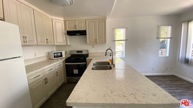 Building Photo - 701 S Kingsley Dr