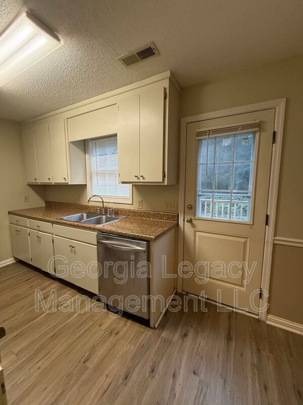Building Photo - 46 Creek Side Dr