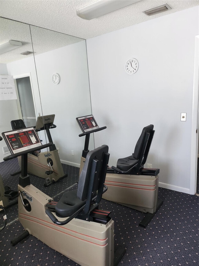 Building Photo - 13770 Oneida Dr