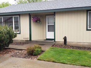 Building Photo - 2144 SW Reindeer Ave