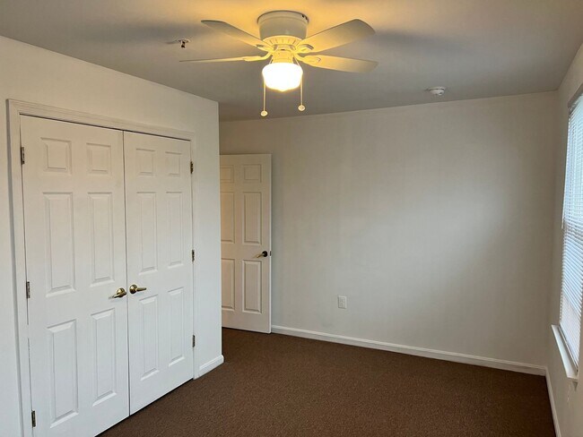 Building Photo - Spacious 3 Bedroom End Unit- Baltimore, MD