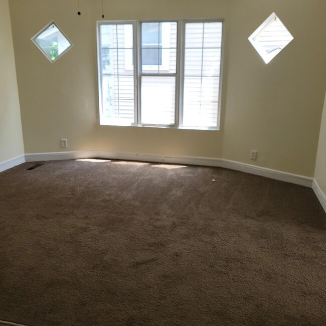 Building Photo - 438 S Powell Ave