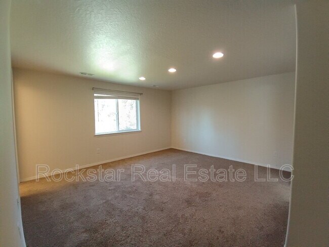 Building Photo - 1315 N Rogue River St
