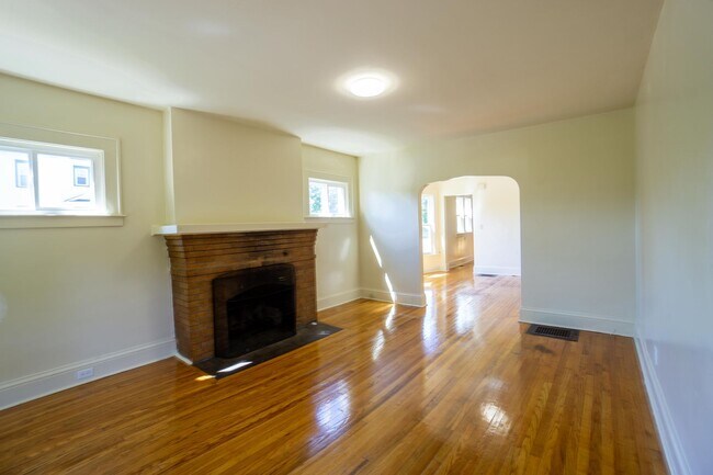 Building Photo - 262 Roosevelt Ave