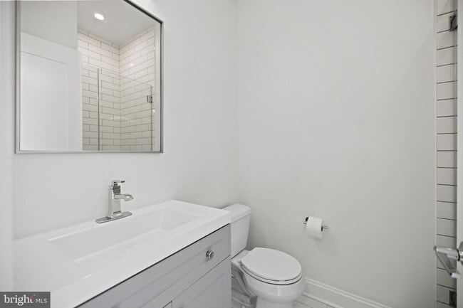 Building Photo - AVAILABLE NOW! Penthouse living in the hea...