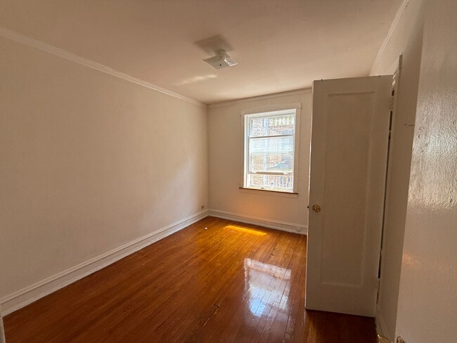 Building Photo - 7411 N Damen Ave