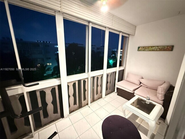 Building Photo - 219 NE 14th Ave