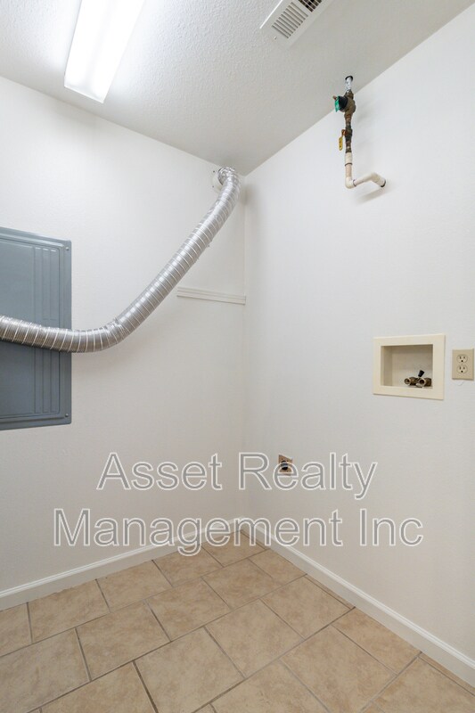 Building Photo - 628-616618628 N Cunningham Rd