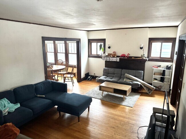 Building Photo - 6BR/2.5BA Prime Location Next to Camp Randall