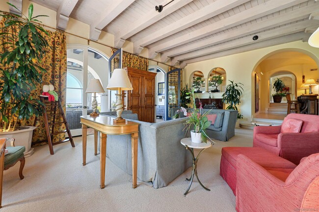 Building Photo - 6690 La Jolla Scenic S Dr