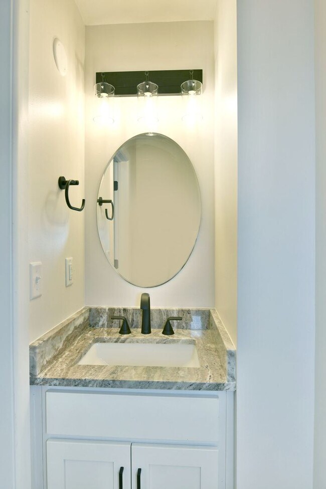 Building Photo - 460-462-462 Fowler St