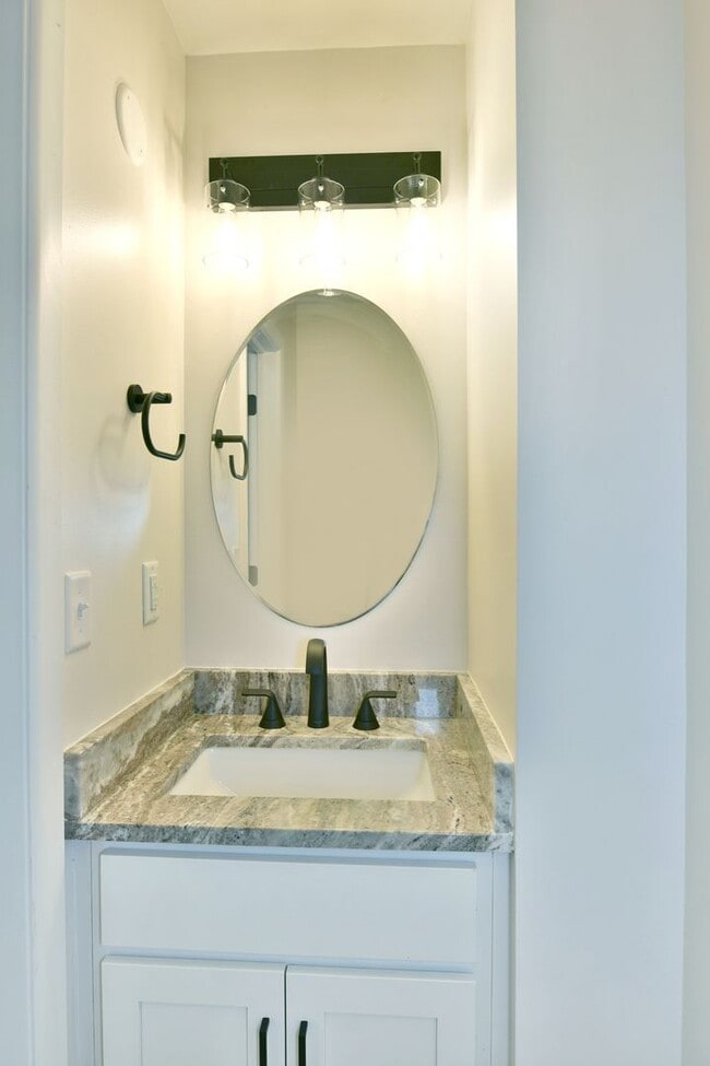 Building Photo - 460 &amp; 462 Fowler St