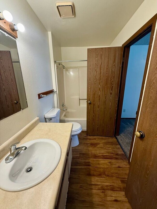 Building Photo - RENT INCLUDES ALL UTILITIES, except for electric! Large 2 bedroom 1 bath apartment in an 8-plex