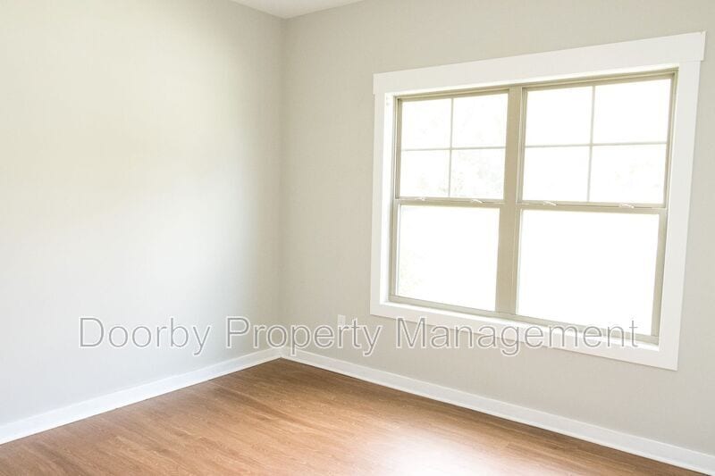 Building Photo - 206 S Aster Ave