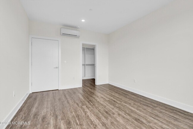 Building Photo - 521 Lakeview Ave