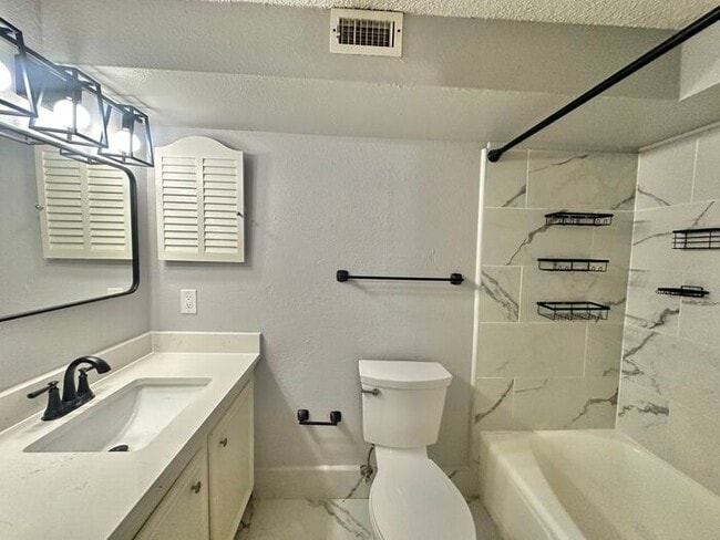 Building Photo - 1 Bed 1 Bath at Broadway Apartments! All B...