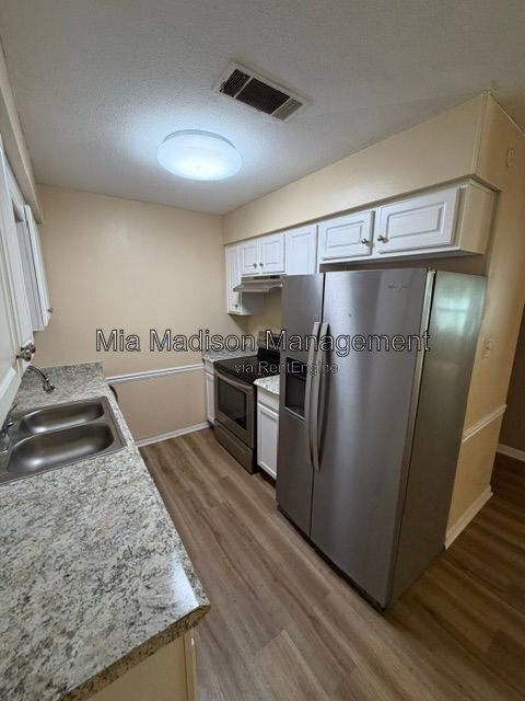 Building Photo - 9406 Dunwoody Dr