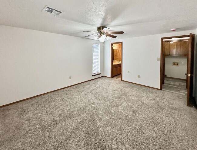Building Photo - 2502 NE Kingsbriar Pl