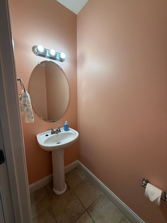 Building Photo - 2 bedroom, 2.5 bath Townhouse