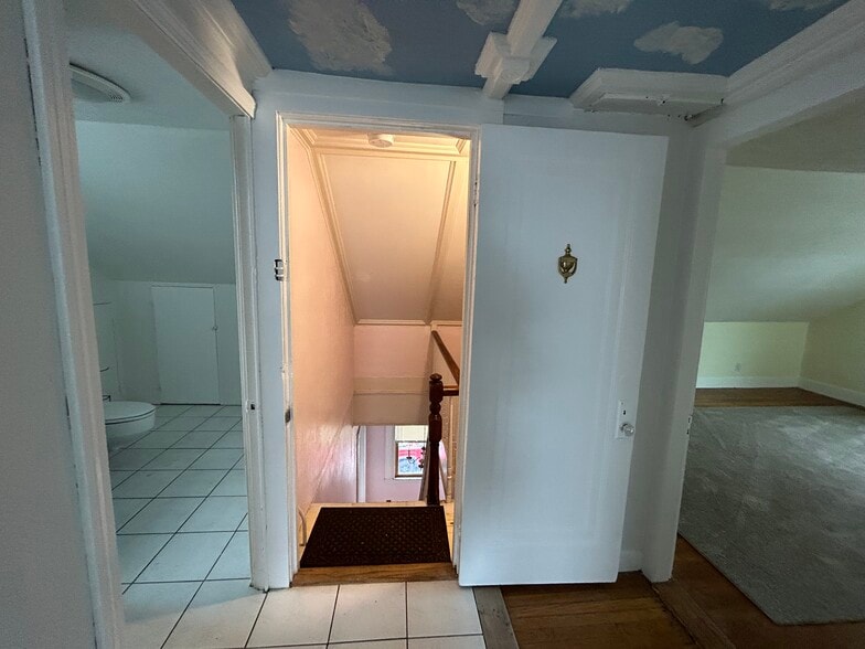 Upstairs - 25 Baltimore St