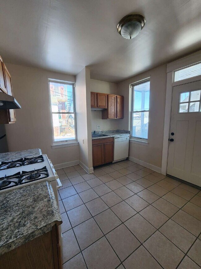 Building Photo - Charming 1-Bedroom Apartment with Hardwood Floors in York, PA!