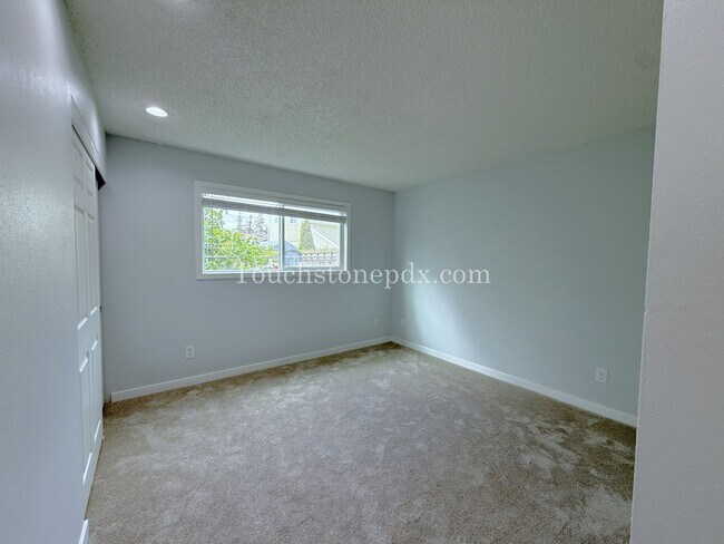 Building Photo - 2 WEEKS FREE OF RENT! Inviting East Portland Apartment
