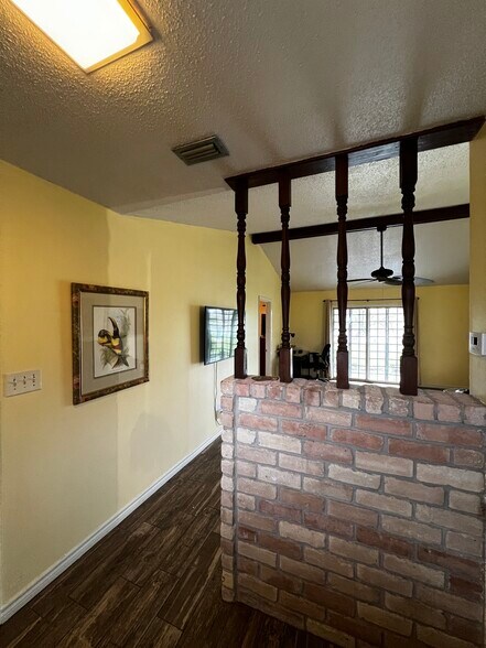 Building Photo - 603 Continental Dr