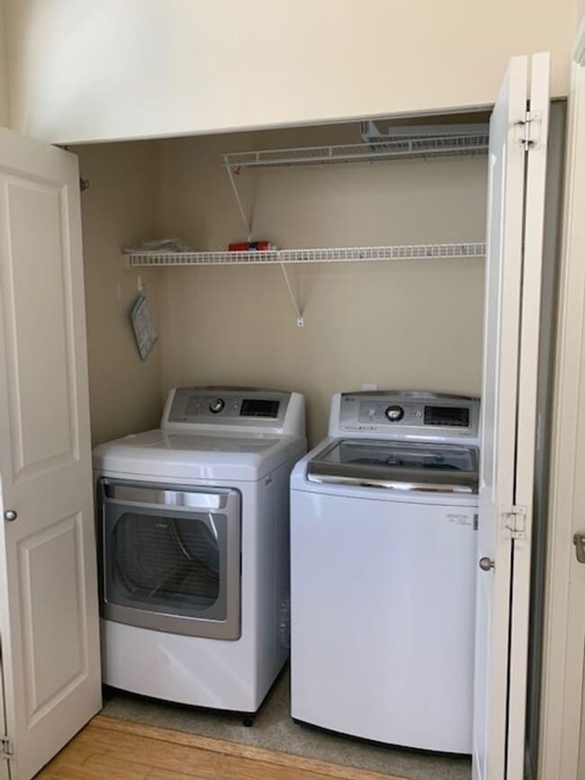 Building Photo - 3bd/2.5ba Sammamish Townhouse
