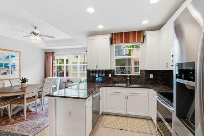 Building Photo - 11850 Valencia Gardens Ave