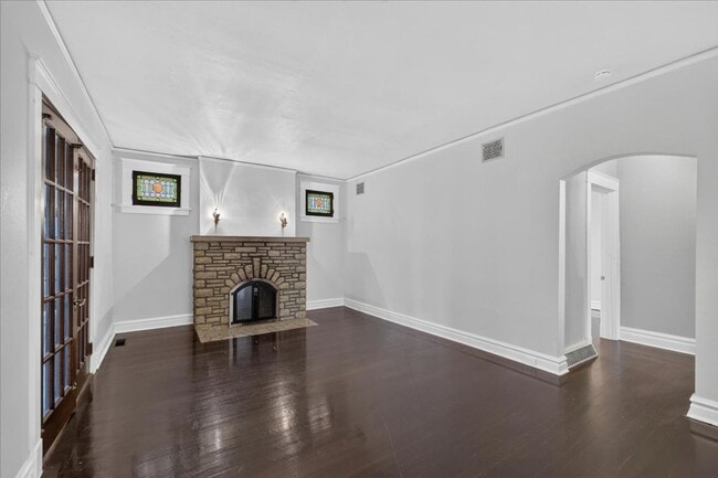 Building Photo - 7325 Sutherland Ave
