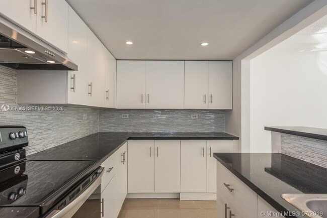 Building Photo - 7545 E Treasure Dr