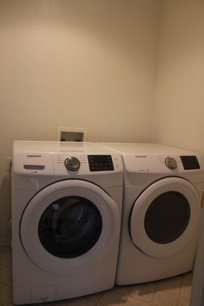 Building Photo - Stunning 3 BR/3 BA in Stockbridge At Meridian Community!