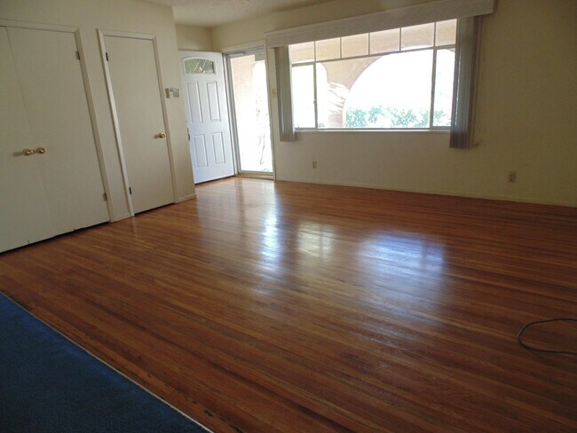 Building Photo - 9716 Chapala Dr NE