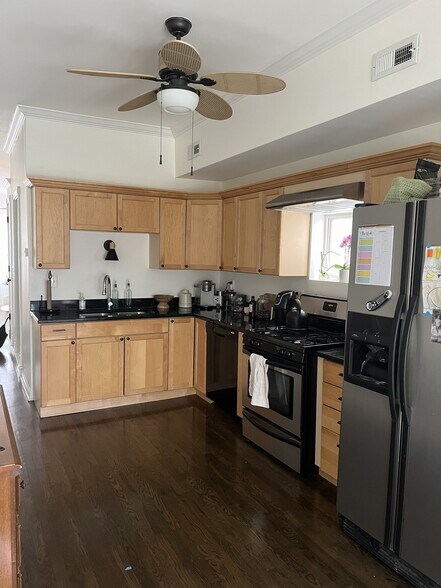 Kitchen/dining room - 3046 N Leavitt St