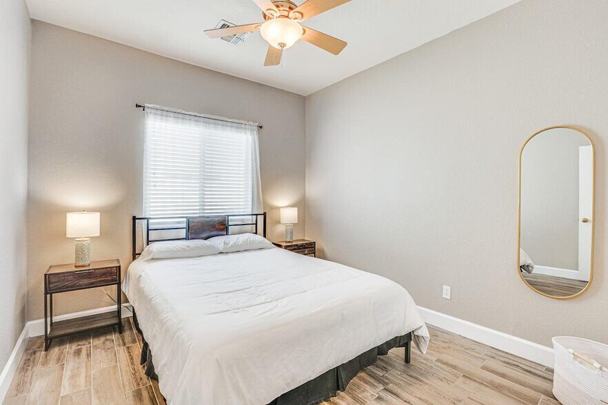 Building Photo - 11882 W Washington St