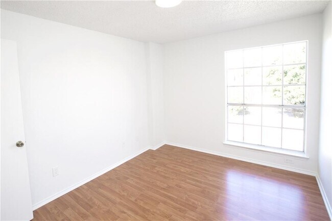 Building Photo - 1305 Green Terrace Dr