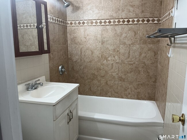 Building Photo - 2 Straits Turnpike Ln