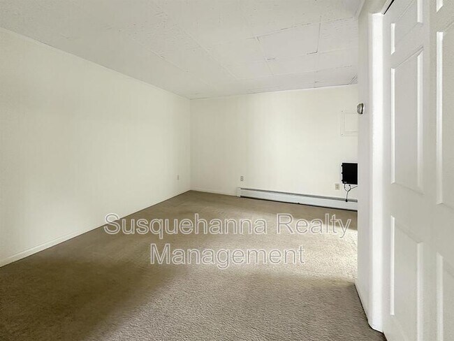 Building Photo - 14 Center Rd