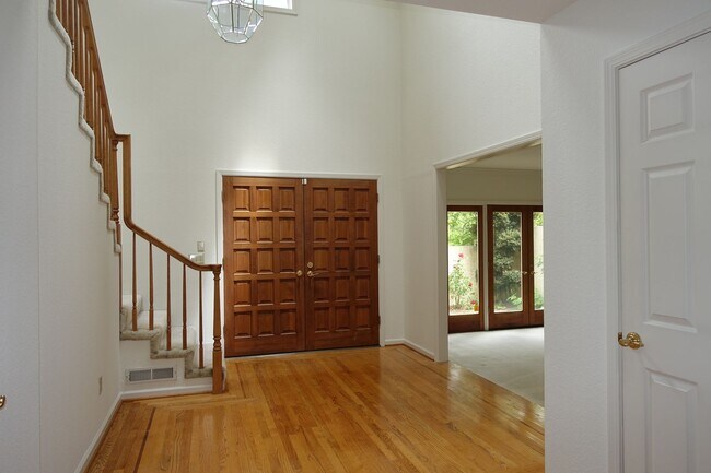 Building Photo - Spacious home, close to downtown Los Altos.  Easy commute location. Great Los Altos Schools!