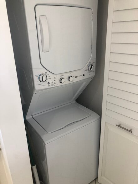 Building Photo - 866 SW 9th Street Cir