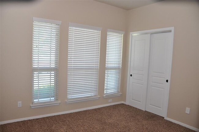 Building Photo - 5603 Drury Ln