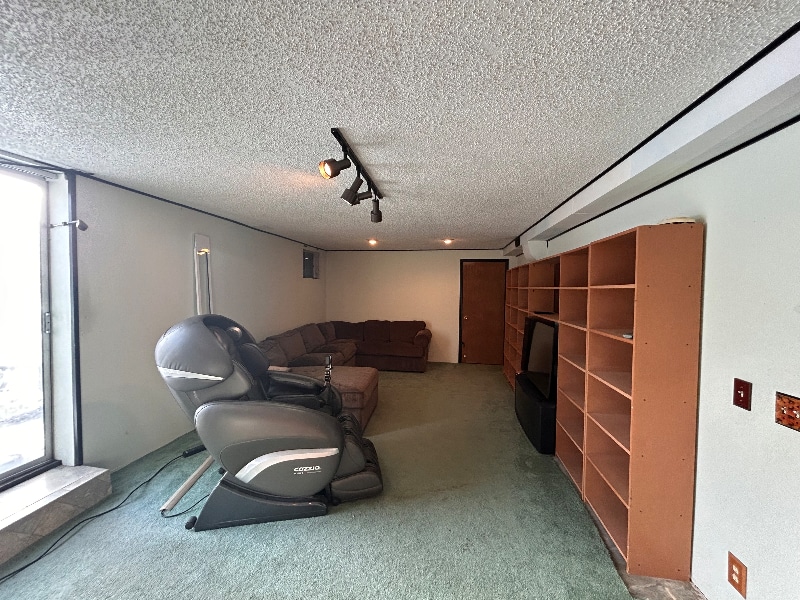 Building Photo - 822 12th St W