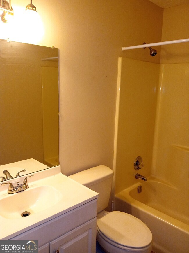Building Photo - 2928 Dahlia Dr