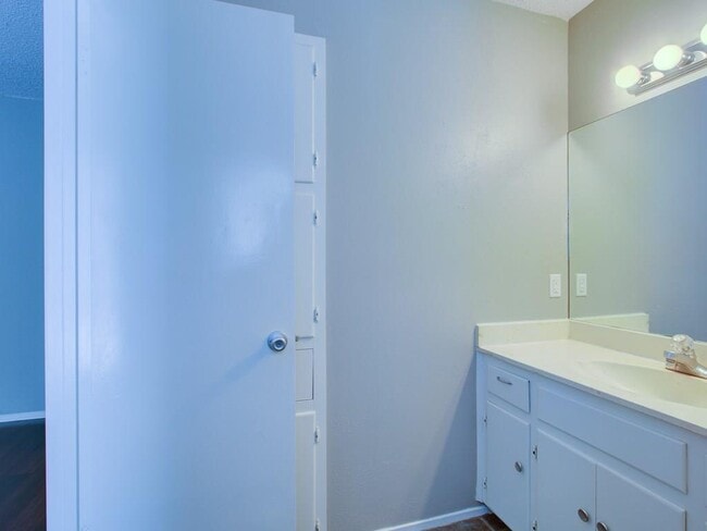 Building Photo - 8402 Tallwood Dr